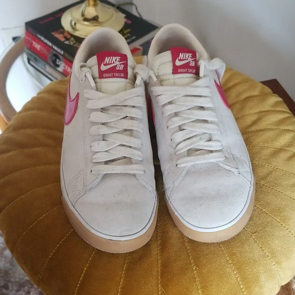 Shoes - Picture 2 of 8